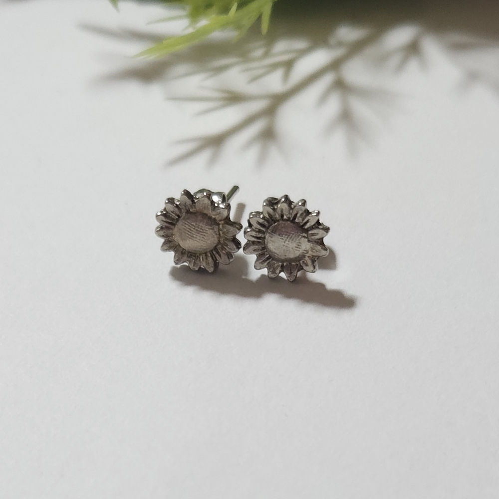 Vintage Silver Sunflower Stud Earrings Dainty Flower Stud Earrings - Picture 4 of 7